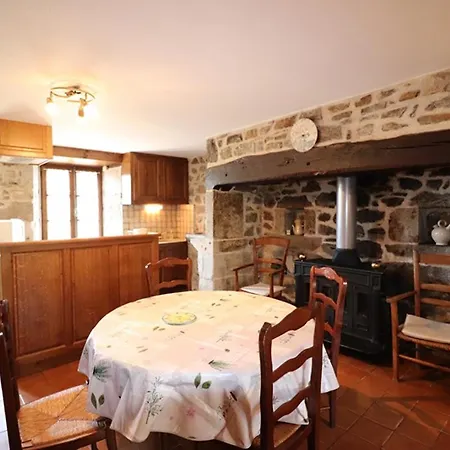 Chalet 60m² Avec Garage, 2 Ch., Cheminee, Jardin Prive & Bbq, Cantal - Fr-1-742-155 *